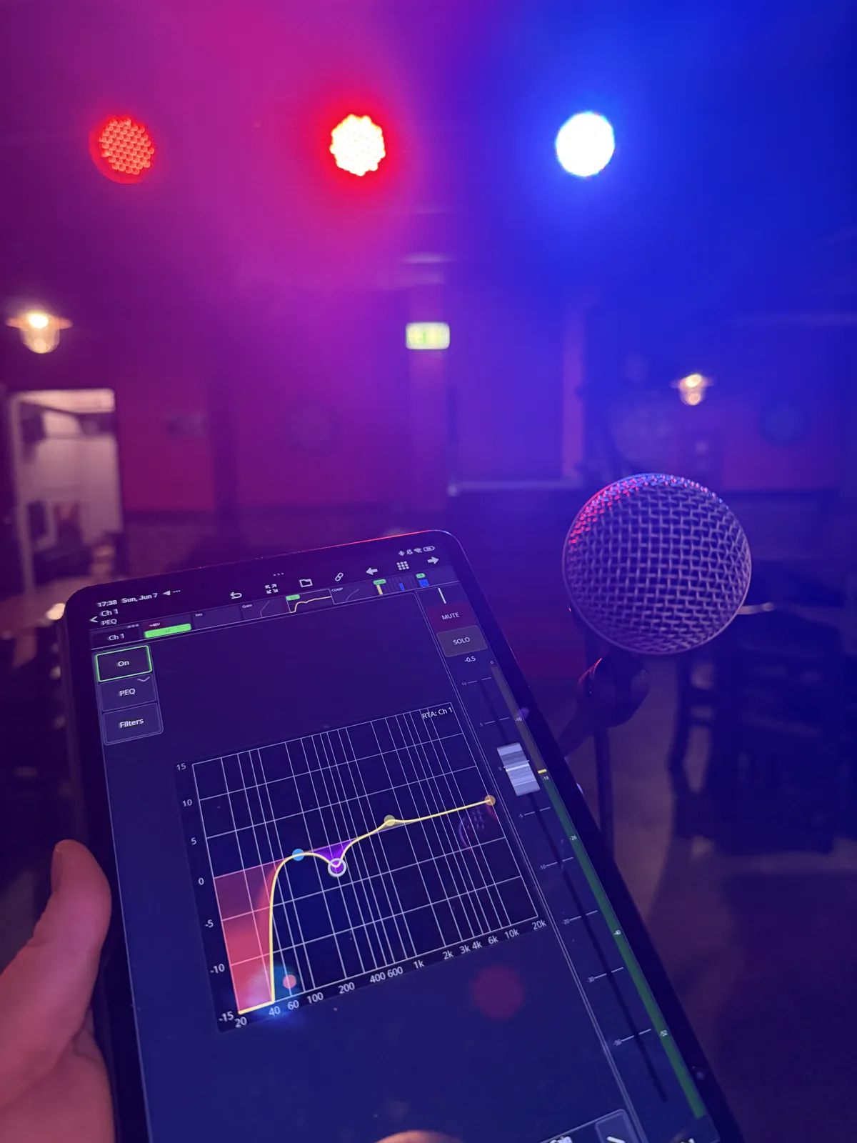 Mikrofon na scenie i tablet z korektorem miksera